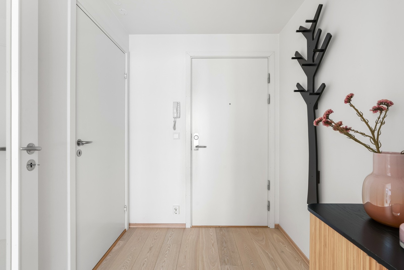 Rommet har dørtelefon ved ytterdøren, knagger på vegg og plass til noen garderobemøbler. Galleribilde