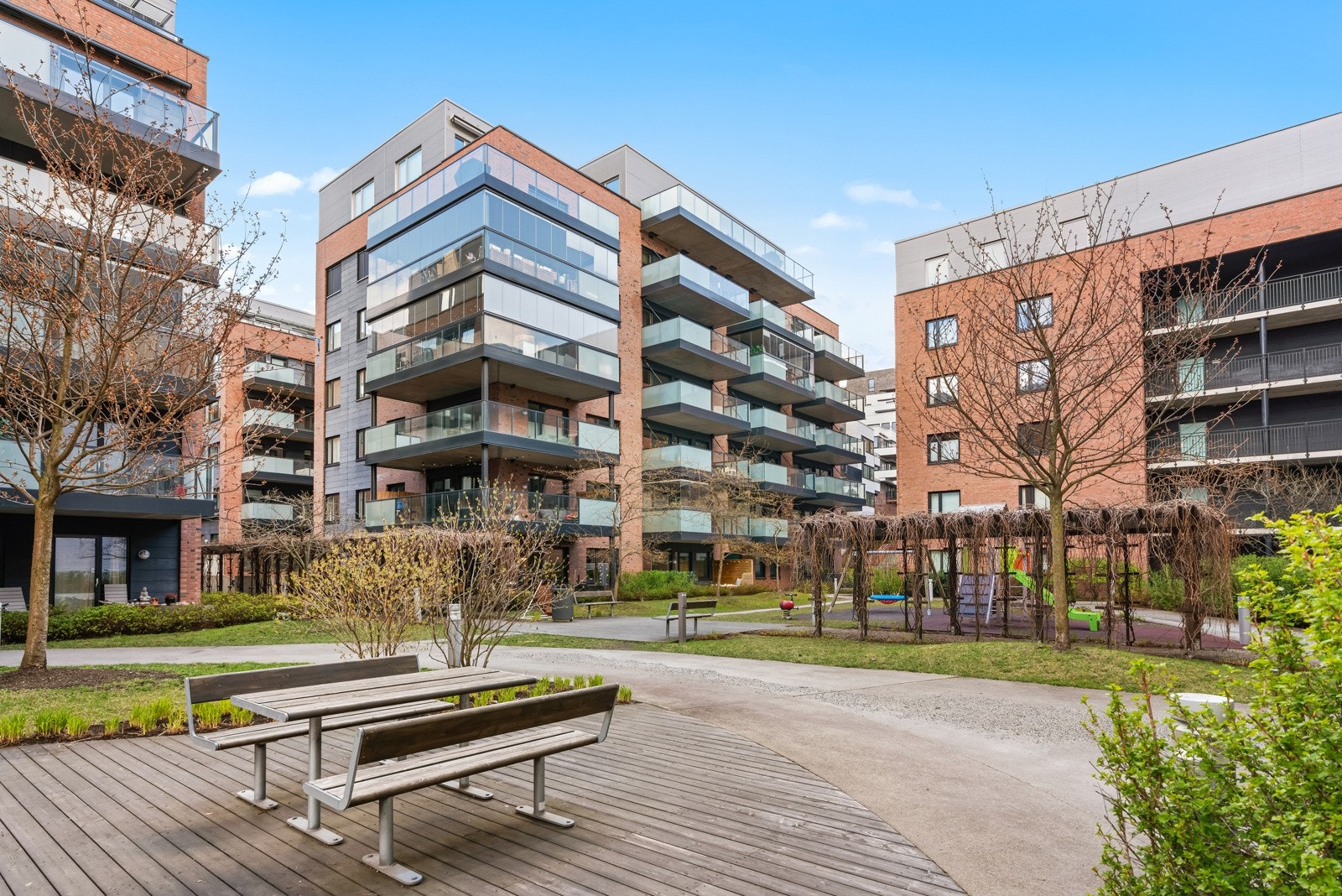 De siste fem årene har lekeplass og uteområde blitt oppgradert i regi av borettslaget. Galleribilde