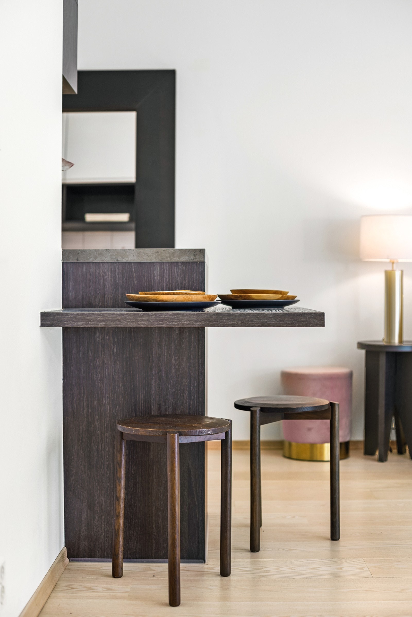 Smart barløsning med to spiseplasser helt i enden av benken. Galleribilde