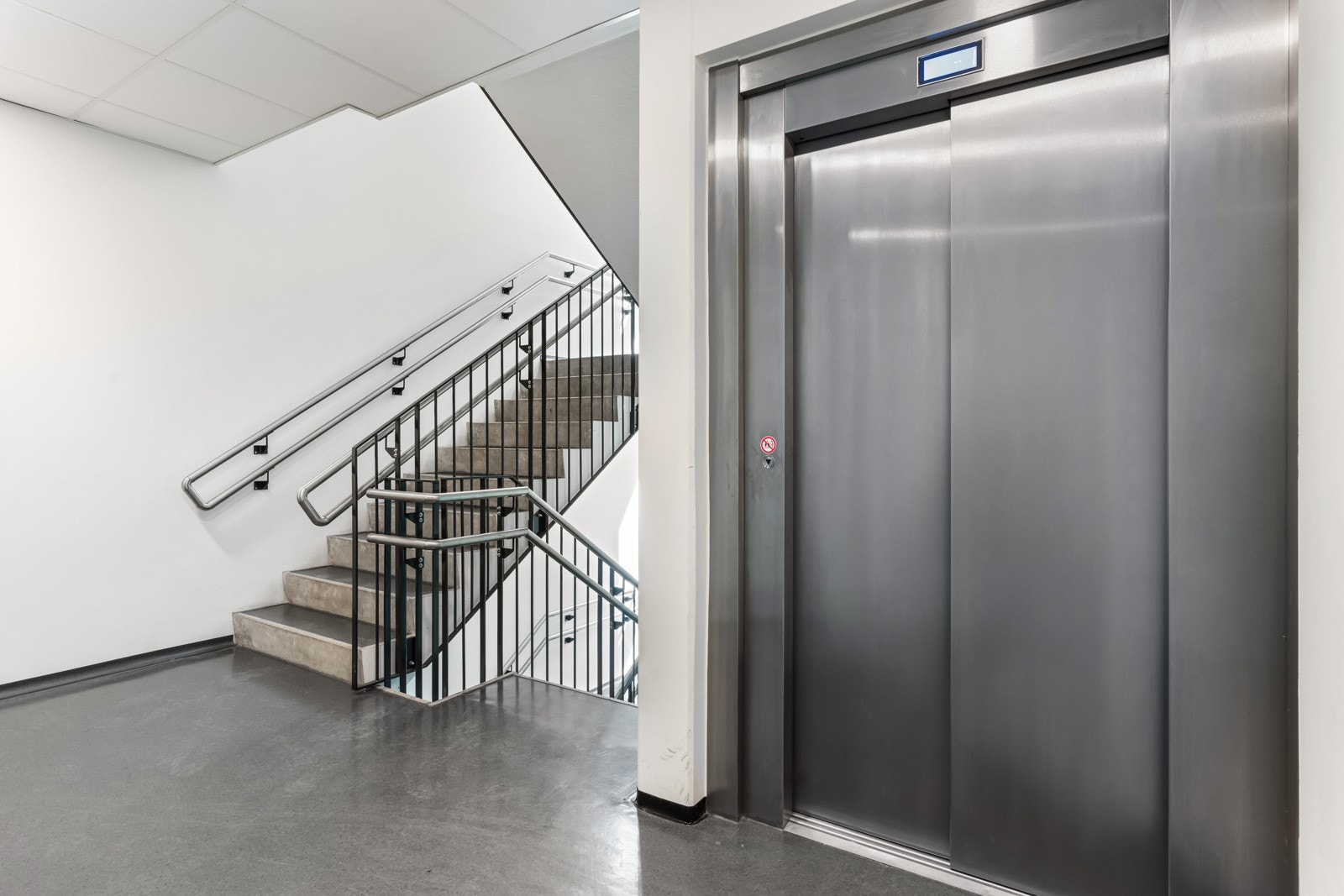 Heisadkomst fra fellesoppgang til leilighetsplan. Galleribilde