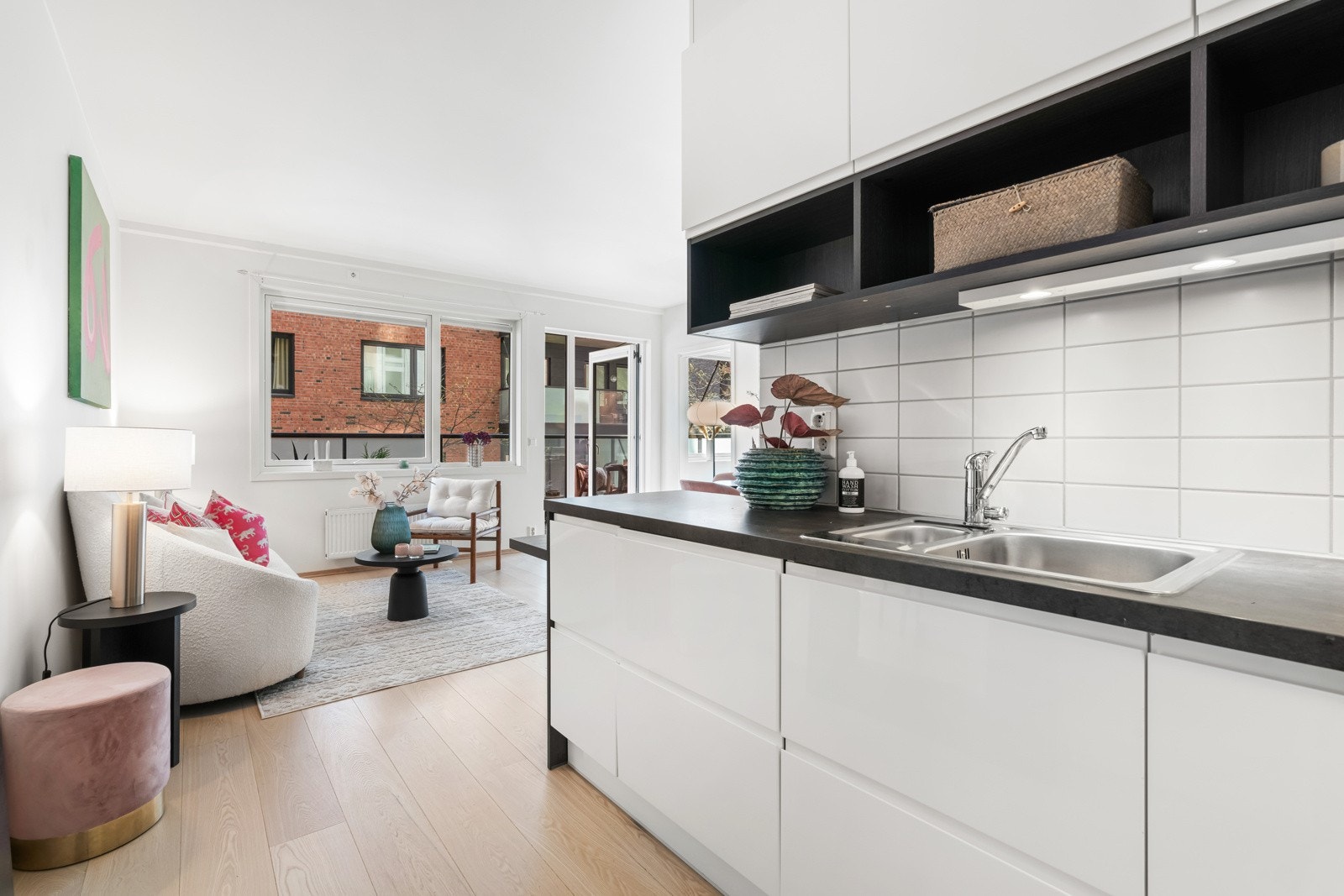 Kjøkkenet har integrert platetopp, stekeovn, oppvaskmaskin, kjøl/frys og ventilator. Det er montert både komfyrvakt og automatisk vannstopper. Galleribilde