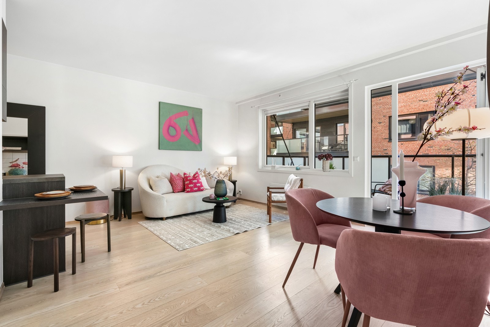 Stuen får godt med naturlig lysinnslipp fra store vindusflater, og rommet har god plass til sofagruppe, tv-løsning og spisebord. Galleribilde