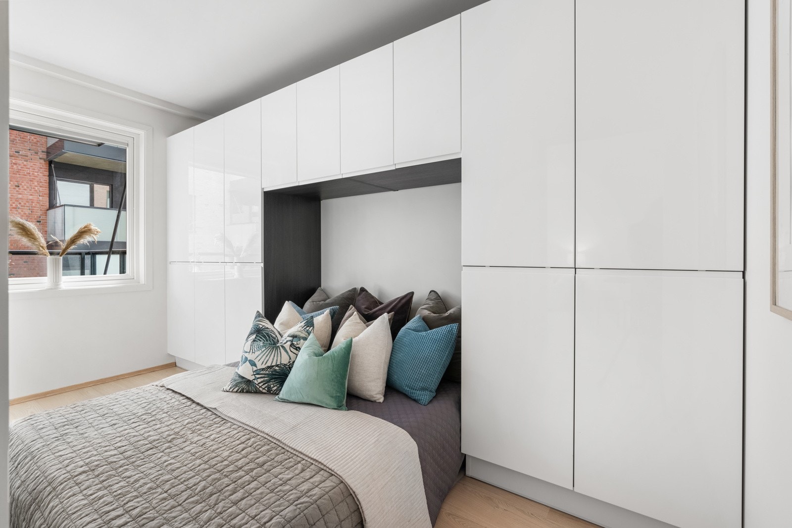 Hovedsoverom med praktisk inngang via to skyvedører - én på hver side av sengeplassen. Galleribilde