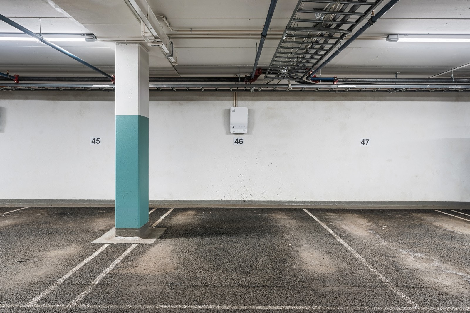 Det medfølger garasjeplass med elbillader i byggets andre underetasje. Plassen er merket nummer 46. Galleribilde