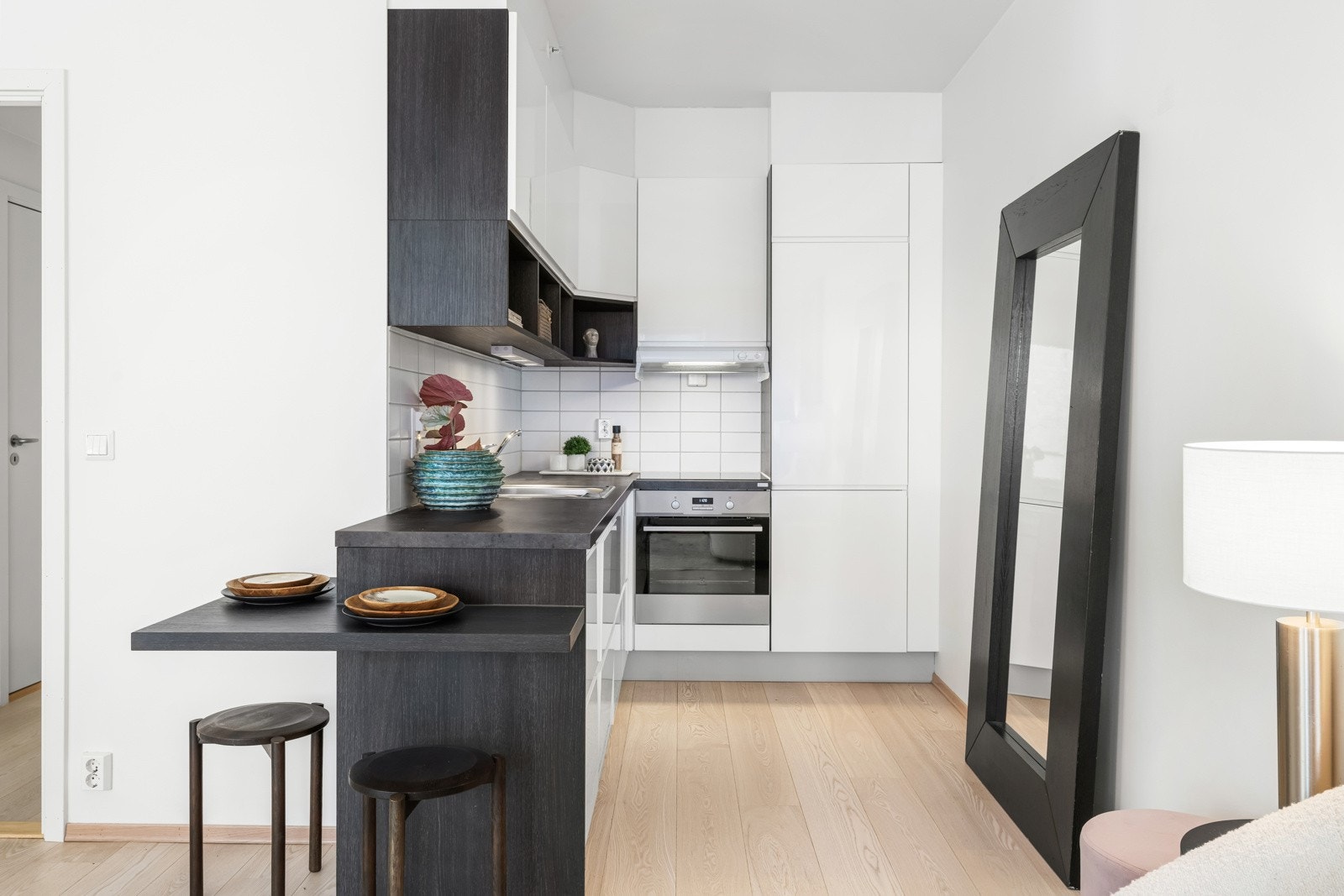 Kjøkkenet ligger åpent mot stuen, men godt tilbaketrukket i en egen sone. Galleribilde