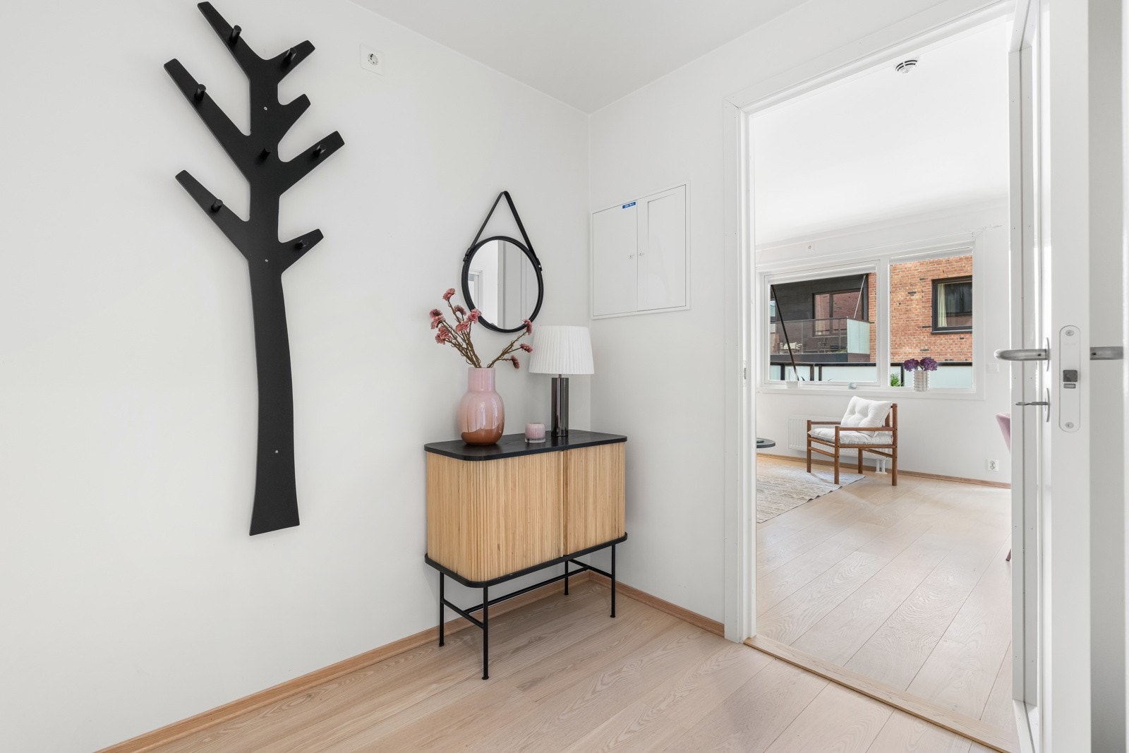 Du ønskes velkommen inn i en romslig entrè. Galleribilde