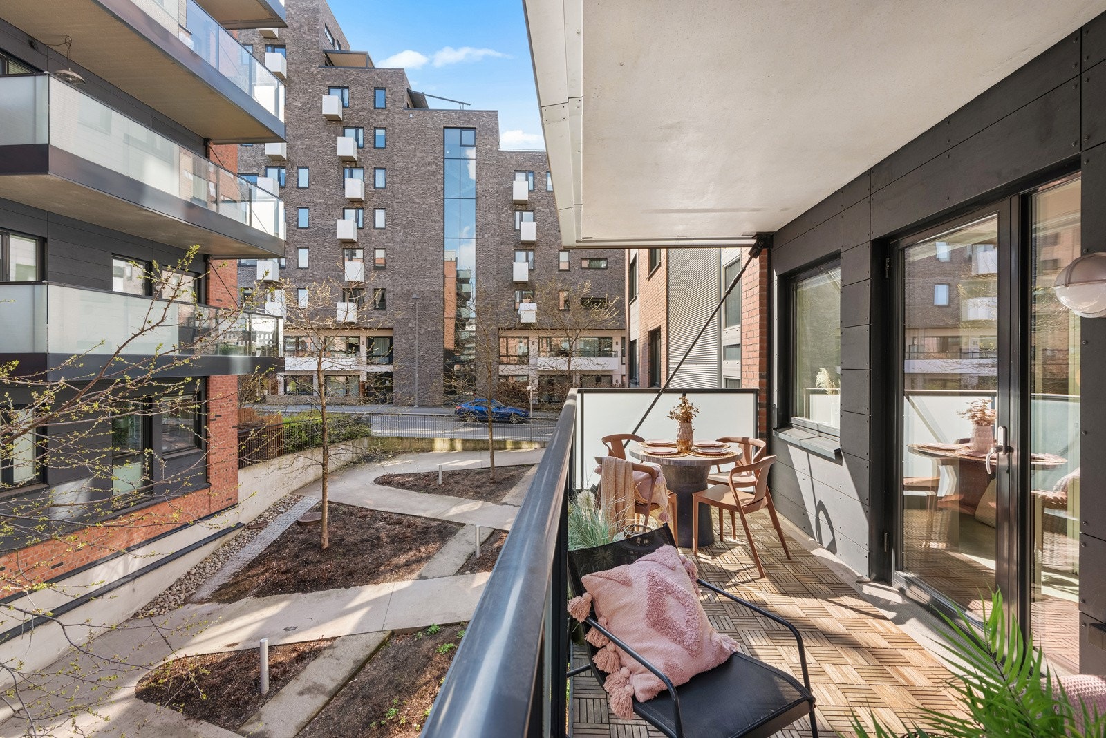 Fra stuen er det utgang til en overbygd balkong på ca. 11 kvm - en herlig forlengelse i sommerhalvåret. Det er tillatt å grille med el- eller gassgrill på balkongen. Galleribilde