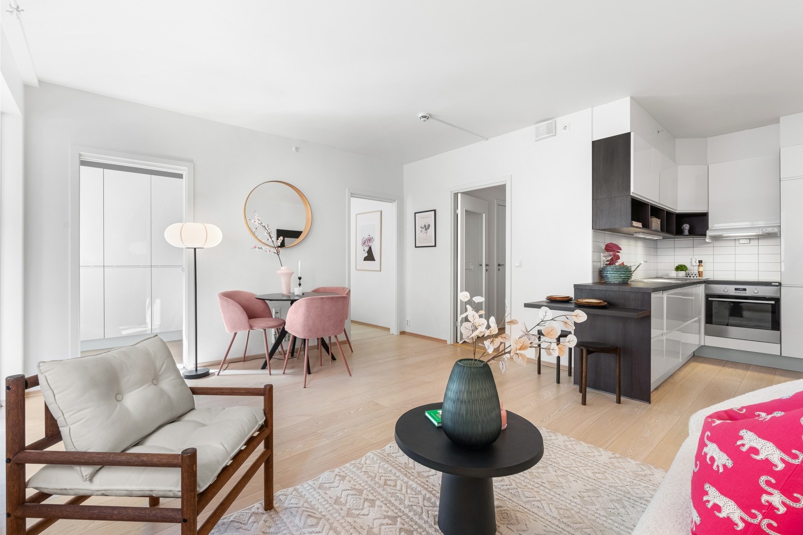 Både fyring og varmtvann (a-konto) er inkl. i felleskostnadene. Ved å innfri andel gjeld med IN-ordning, vil felleskost. reduseres til ca. kr. 3.226,- i måneden. Galleribilde