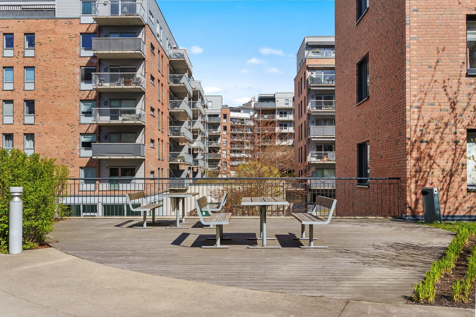 Området er pent opparbeidet med torg, brede promenader, hyggelige møteplasser, vannspeil og grønne områder. Galleribilde