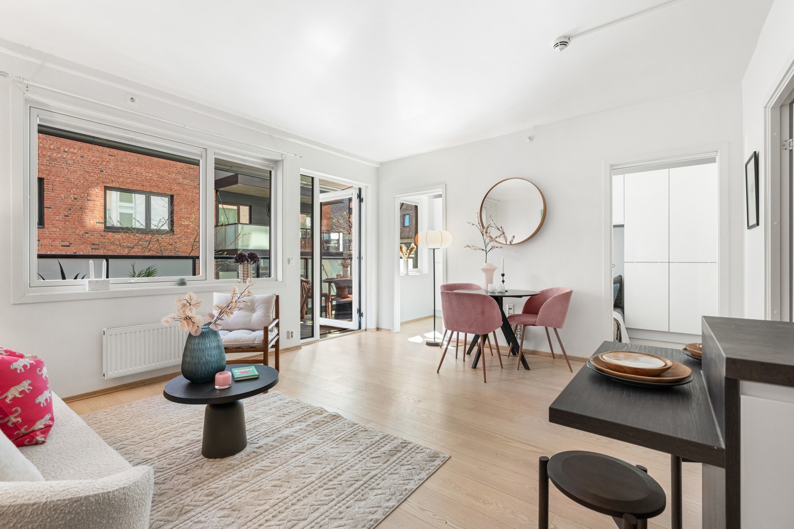 Moderne, lys og pen 2-roms andelsleilighet fra 2014 med stor balkong, og medfølgende garasjeplass med elbil-lader. Galleribilde