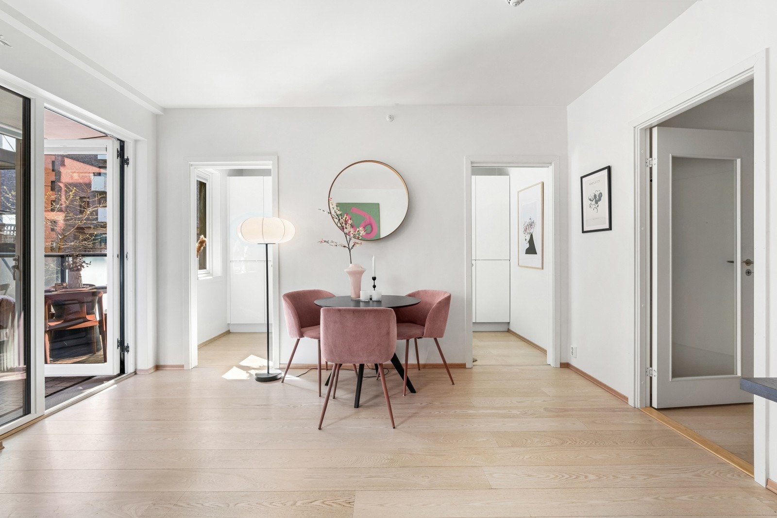 Det passer også fint å innerede med et spisebord i stuen. Galleribilde