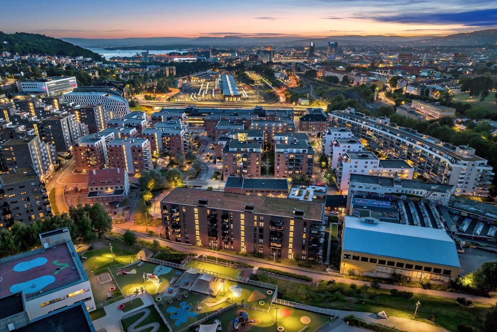 Leiligheten ligger i et sentralt og populært boligområde i Kværnerbyen. Bydelen er bygd på Kværner Bruks gamle tomt og ligger sentralt med kort avstand til sentrum. Galleribilde