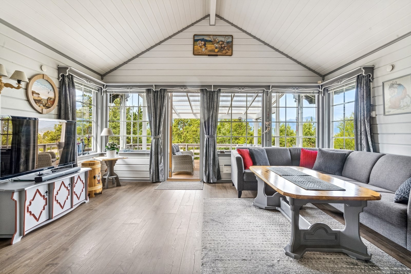 God standard på alle overflater, hytten er bygget i 2001 av selger. Galleribilde