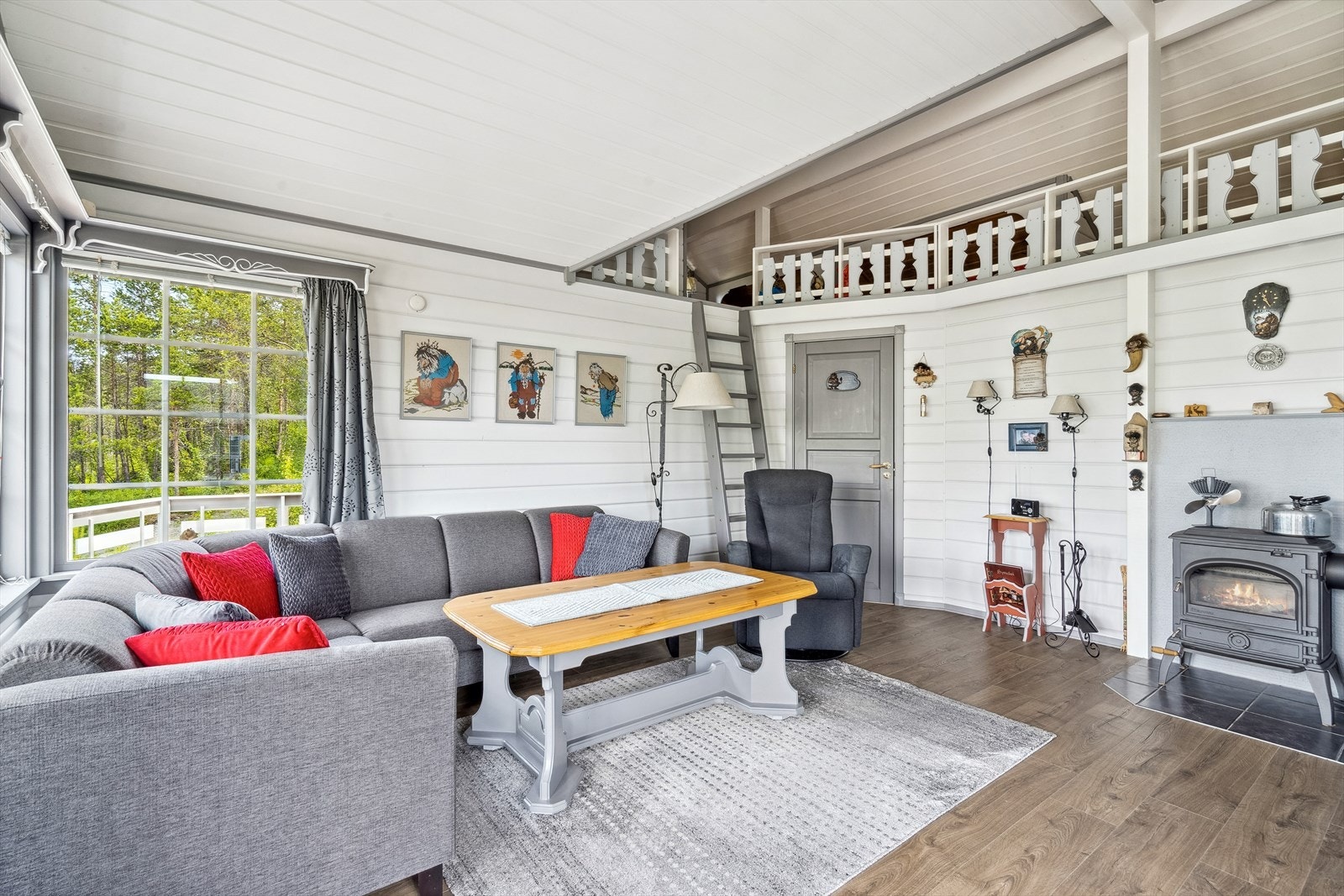 Spennende hems med oppbevaringsplass og senger for barna. Galleribilde