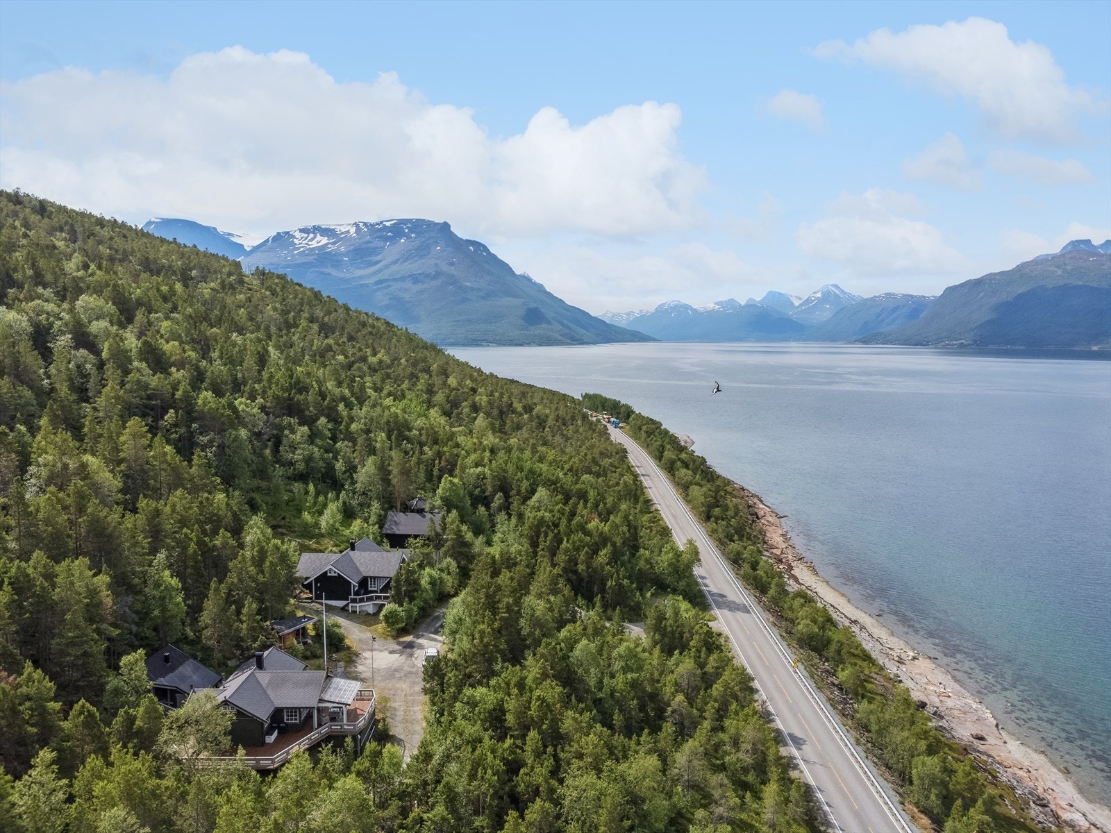 Kjørevei hele veien frem, gode veier fra Tromsø og kjøretid på under 2 timer. Galleribilde