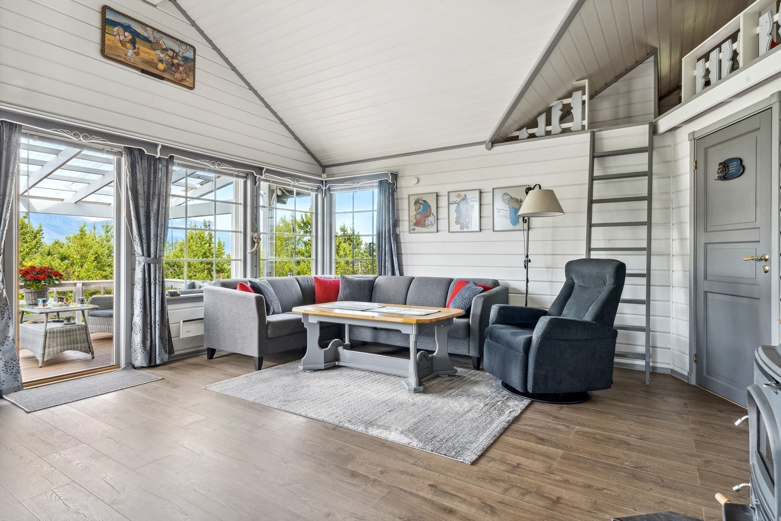 Romslig og koselig stue med god takhøyde og mye naturlig lys inn. Galleribilde