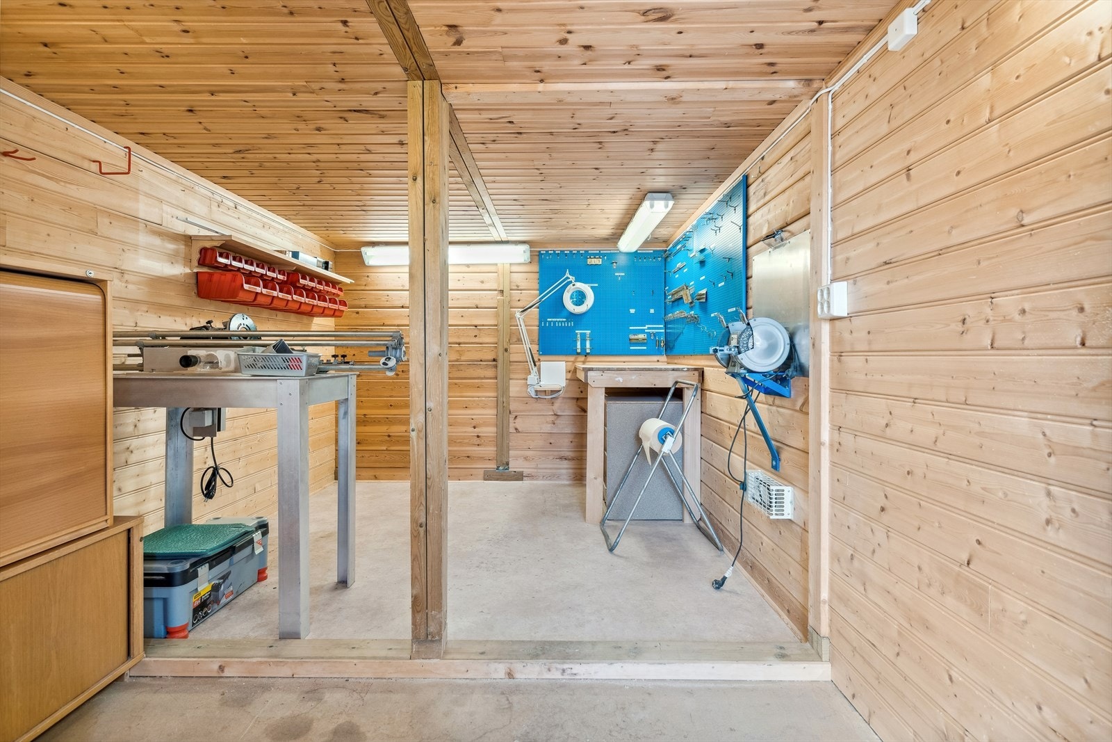 Under verandaen er det etablert et lyst og lunt verksted! I tillegg er det ekstra oppbevaring under hytten. Galleribilde