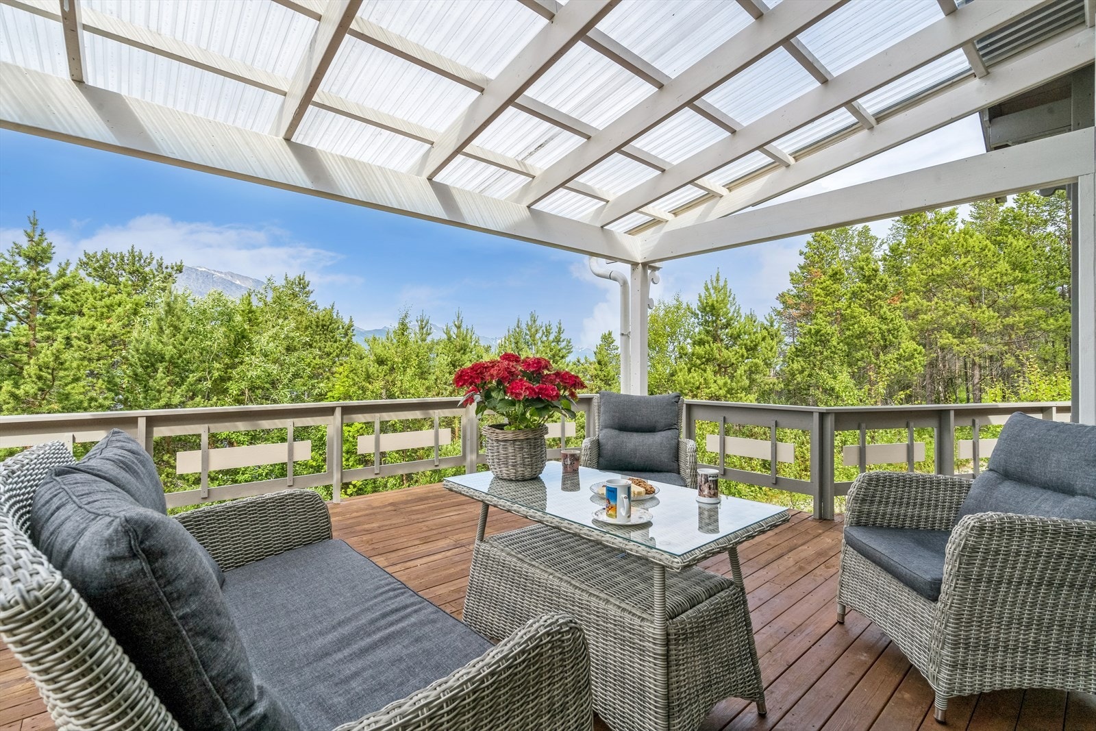 God plass til hyggelig salong og spisebord på verandaen. Galleribilde