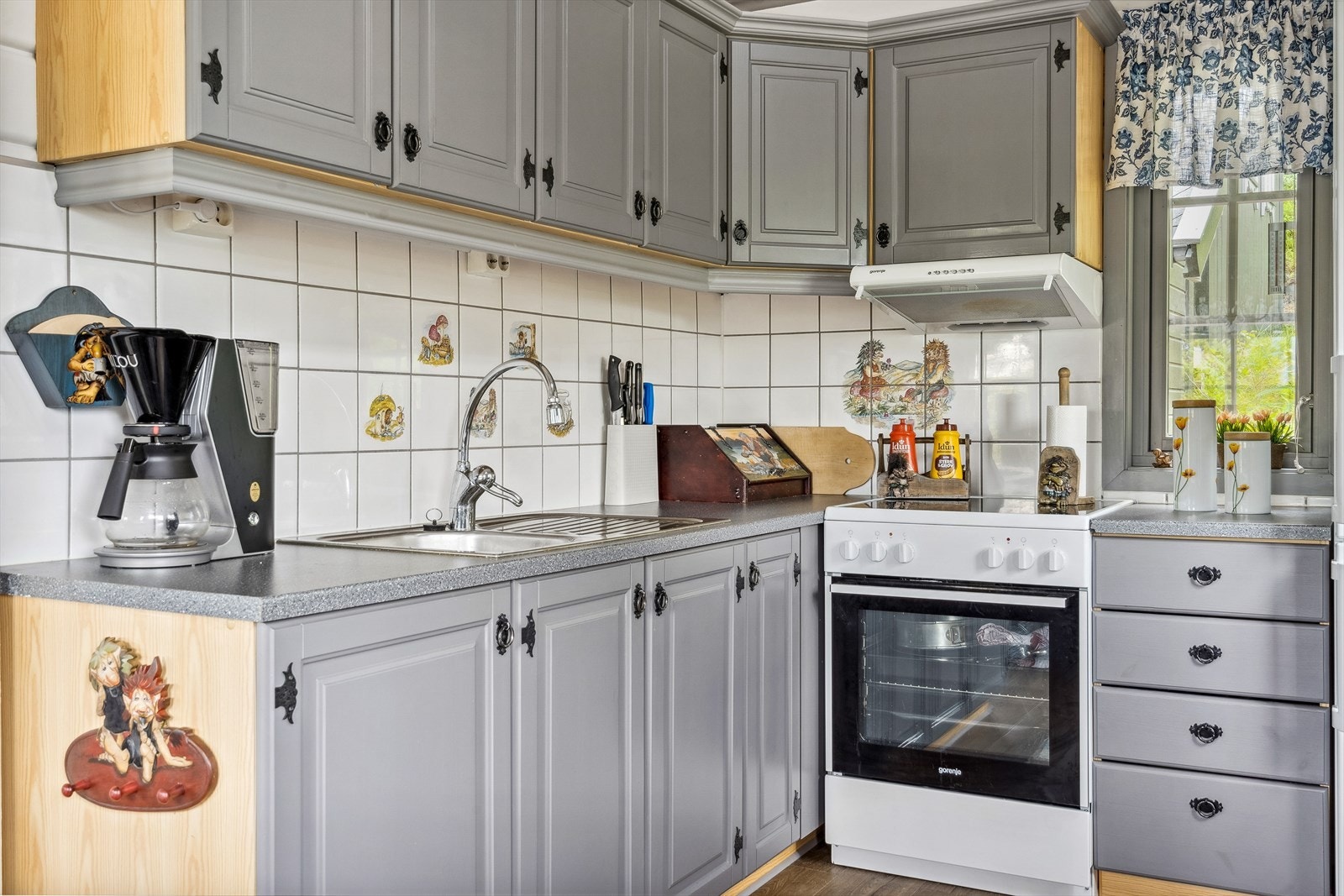 Praktisk og effektivt kjøkken med flott gjennomlys og godt med skapplass. Galleribilde