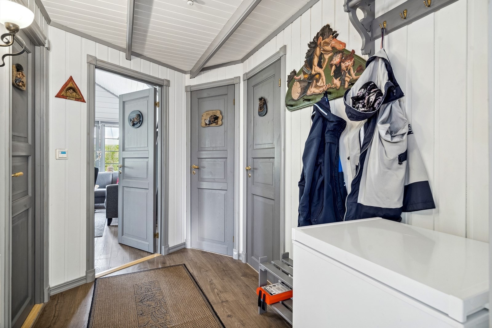 Lys og pen entré med adkomst til to soverom, bad og stue. Galleribilde