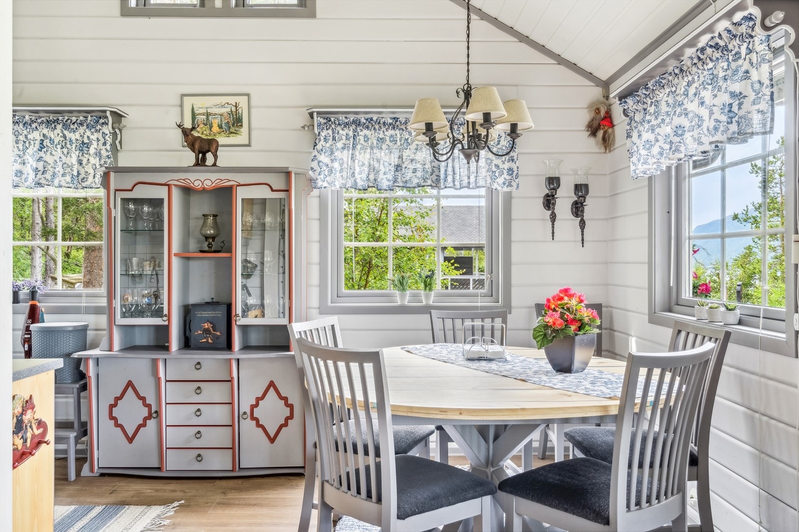 God plass til romslig spisebord. Idylliske omgivelser. Enkelte håndlagde møbler kan følge med i handelen. Galleribilde