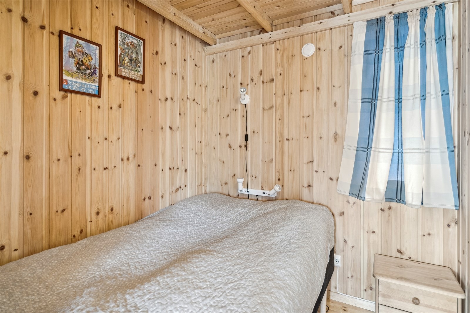 Soverom 2, adkomst fra entré. Galleribilde