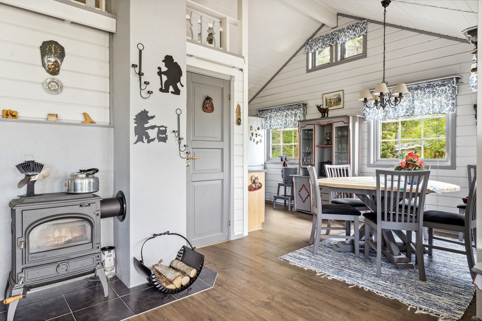 Koselig vedfyring sentralt plassert i stuen. Stue, spisestue og kjøkken i åpen løsning. Galleribilde