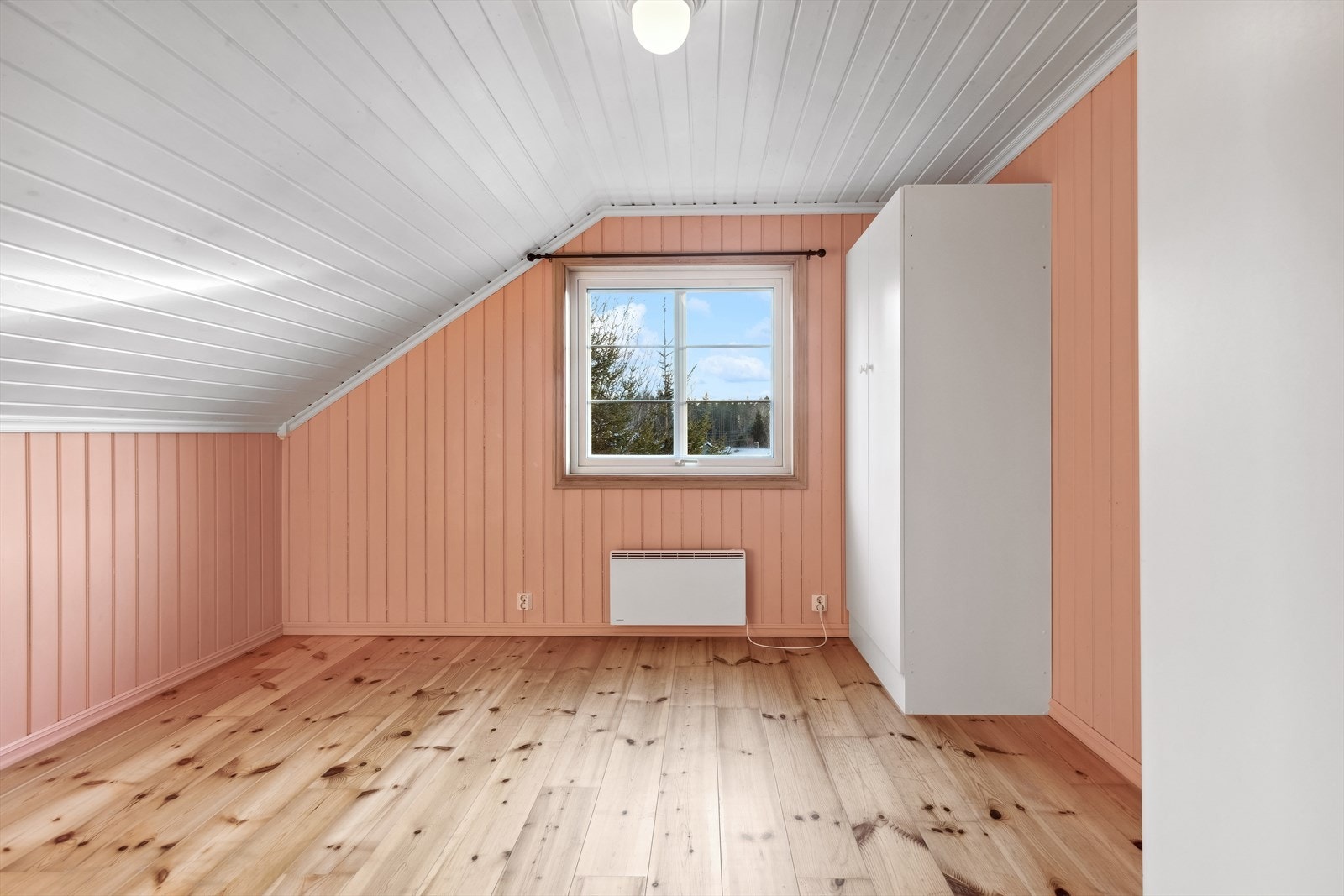 Det er 1 soverom med god størrelse i 2. etasje Galleribilde