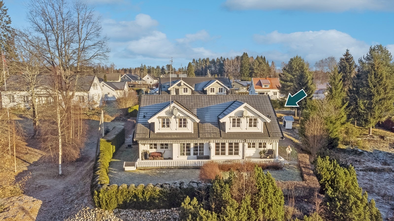 Eiendommen ligger i ytterkant av feltet og har dermed ingen sjenanse på hagesiden. Galleribilde
