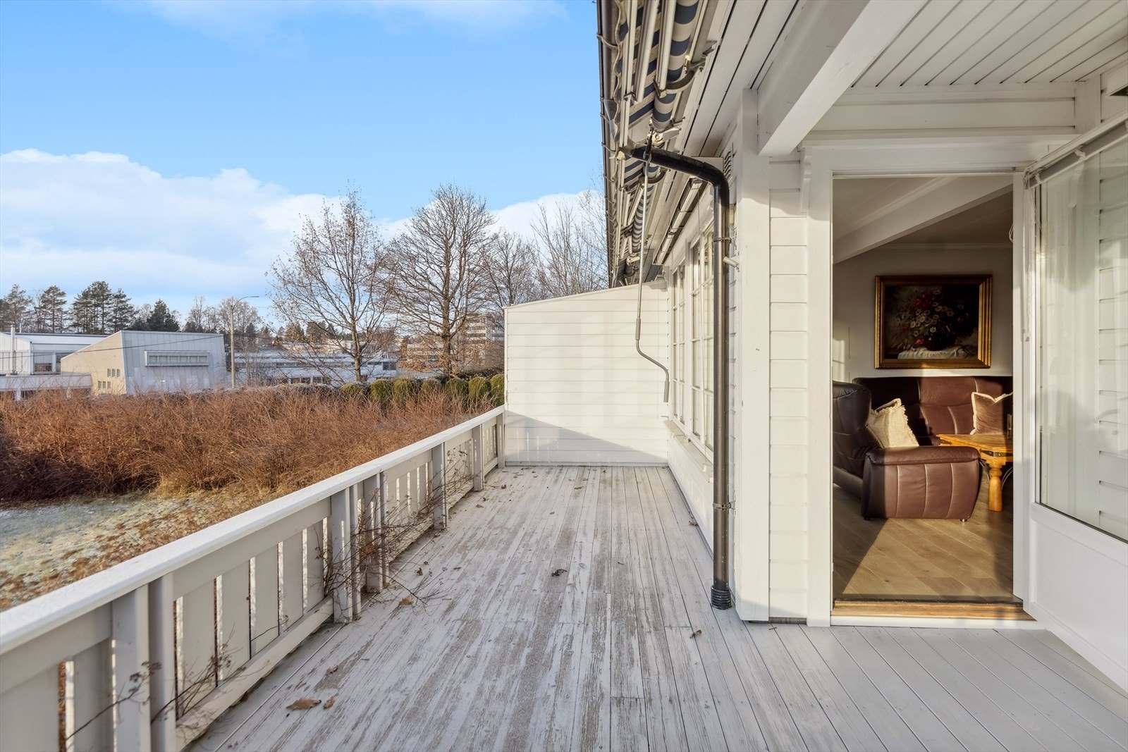 Det er god plass til flere sittegrupper på terrassen Galleribilde