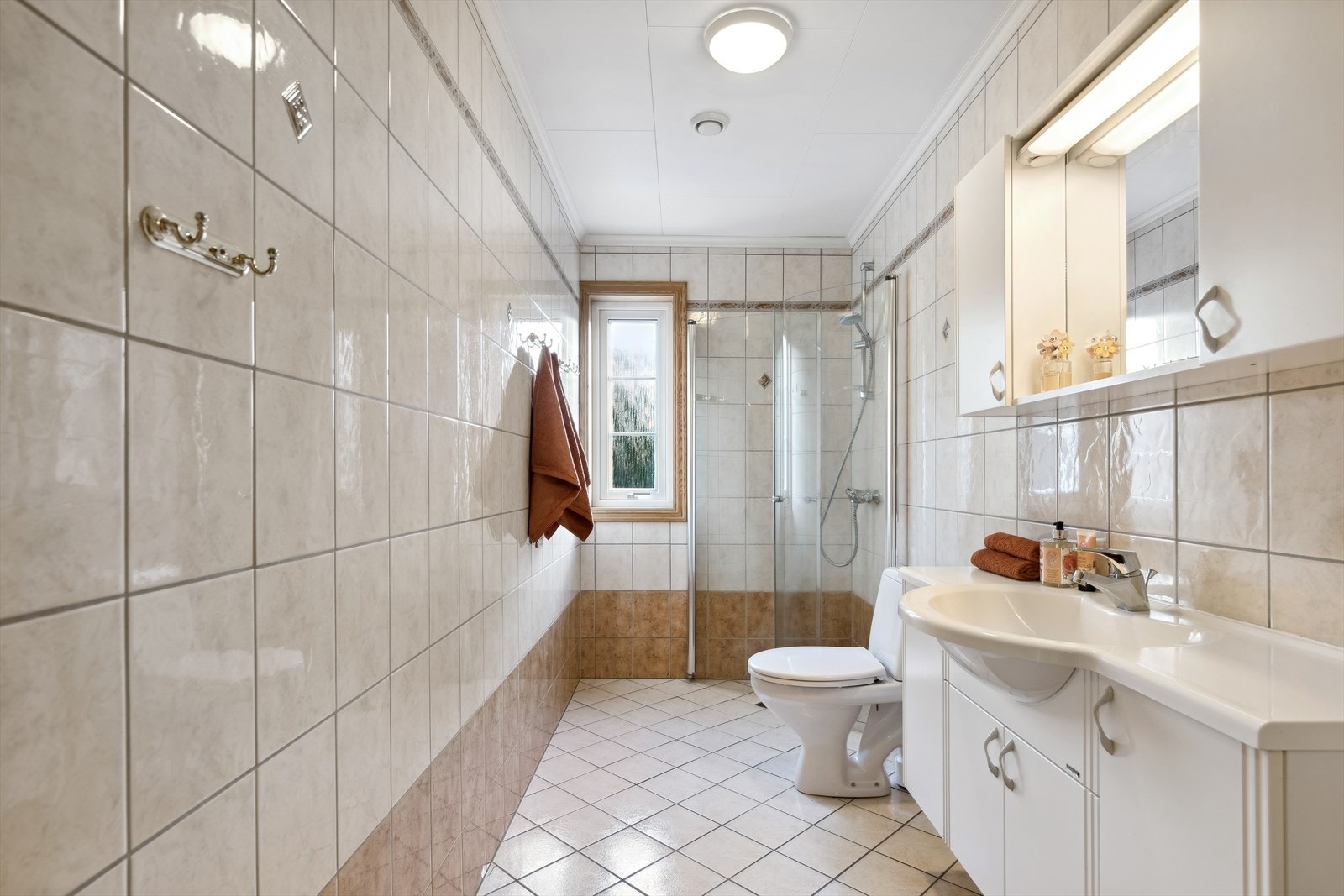 Flislagt baderom med dusj og WC i 1. etasje Galleribilde