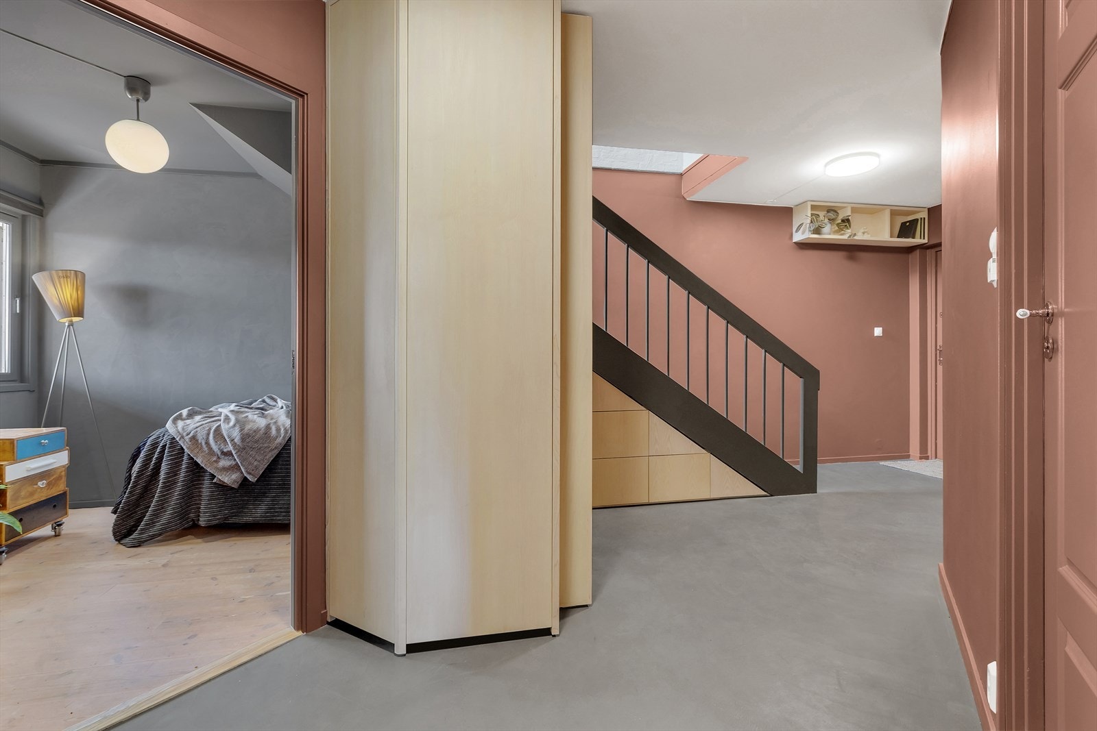 Under trappen er det spesiallagd skoskap av møbelsnekker, med masse oppbevaring i skuffer under trappen og stort skap innenfor utgangsdøren. Galleribilde