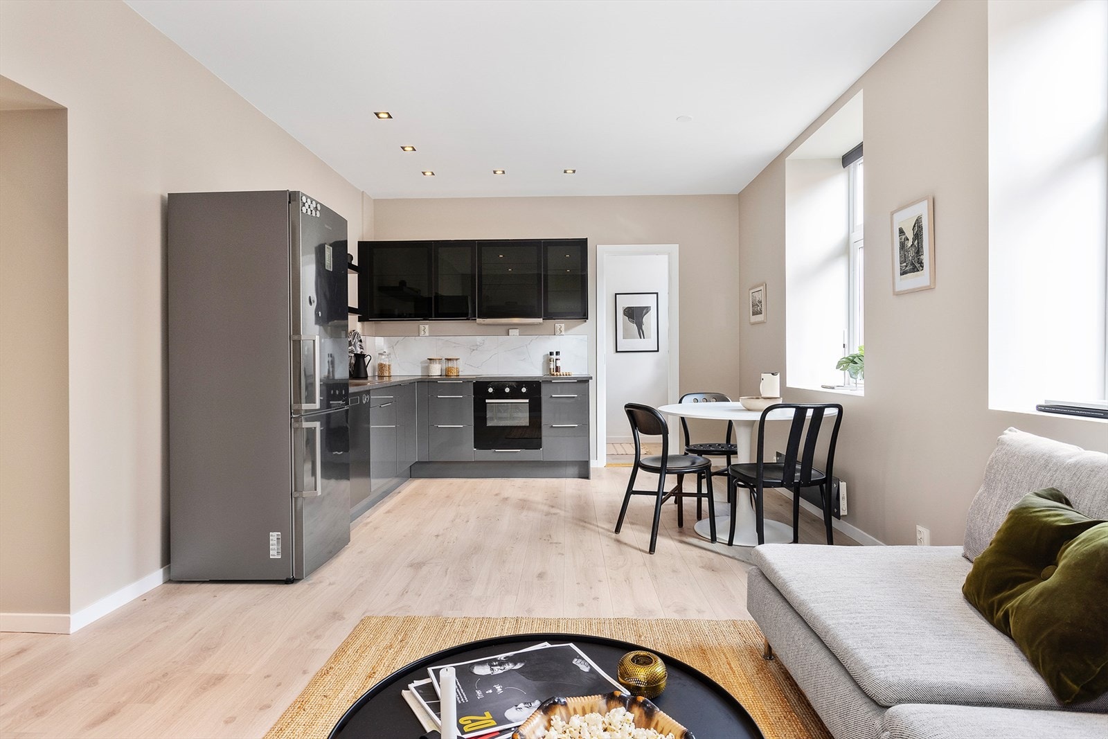 Leiligheten ligger i en høy 1.etg og byr på en lys og gjennomgående planløsning med åpen stue/kjøkken, bad, kontor og romslig soverom. Galleribilde