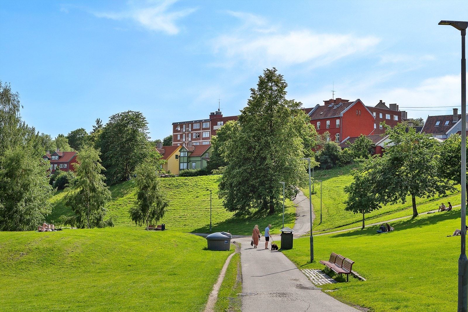 Myraløkka er en park langs Akerselva med flotte gressplener - perfekt sted å nyte late sommerdager Galleribilde