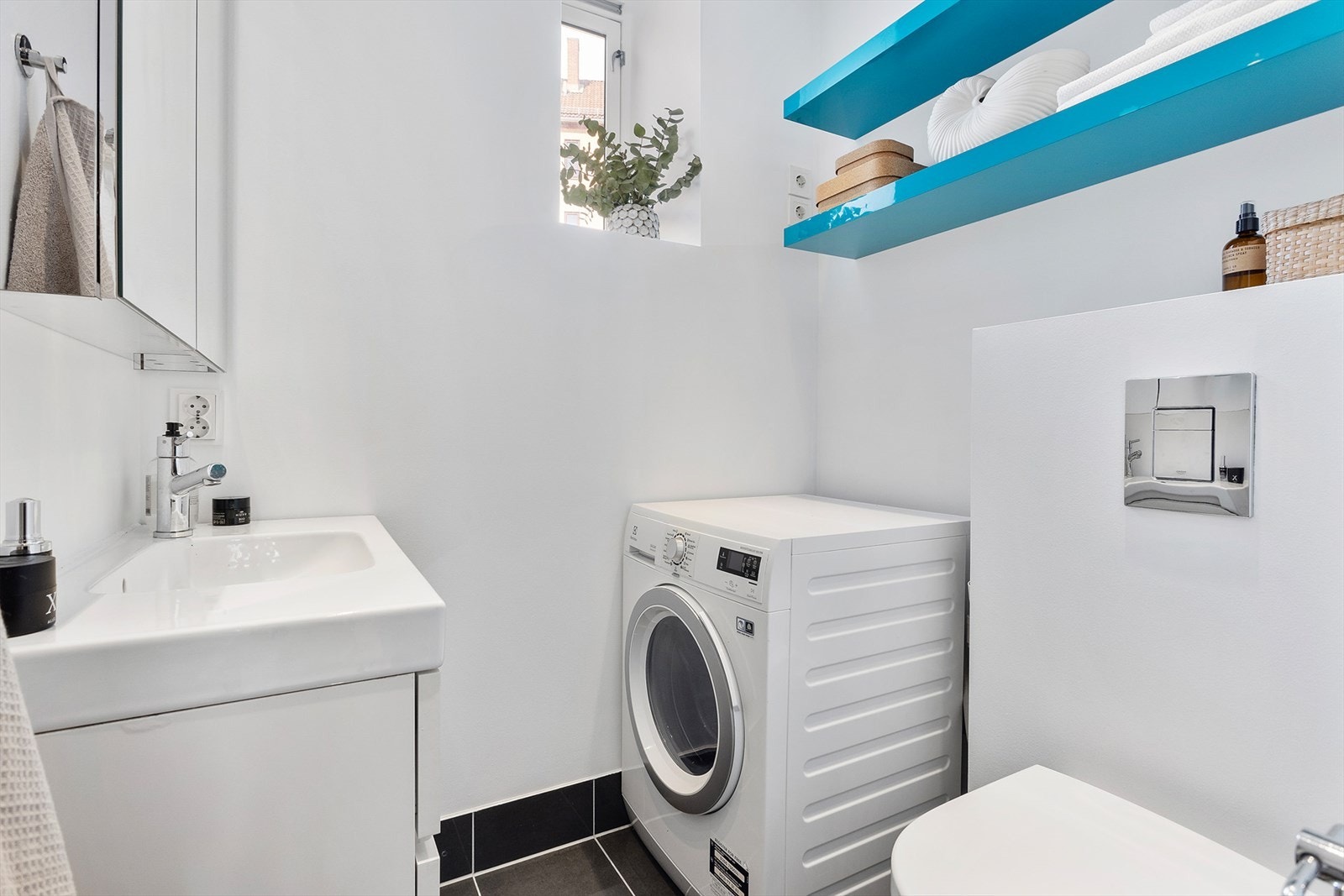 Flislagt bad med plass til vaskemaskin. Galleribilde