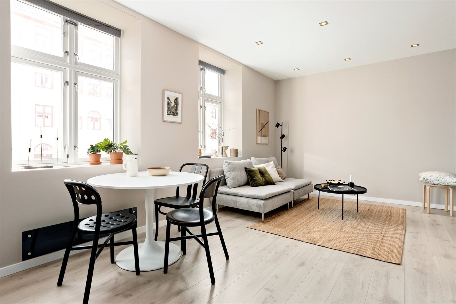 Delikat stue med god plass til sofa, tv-møbler og spisebord. Galleribilde