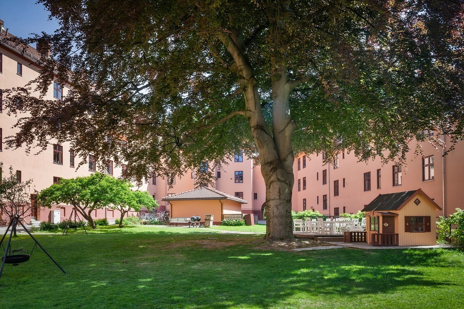 Bakgården oppleves som en park for beboerne. Sommerstid. Galleribilde