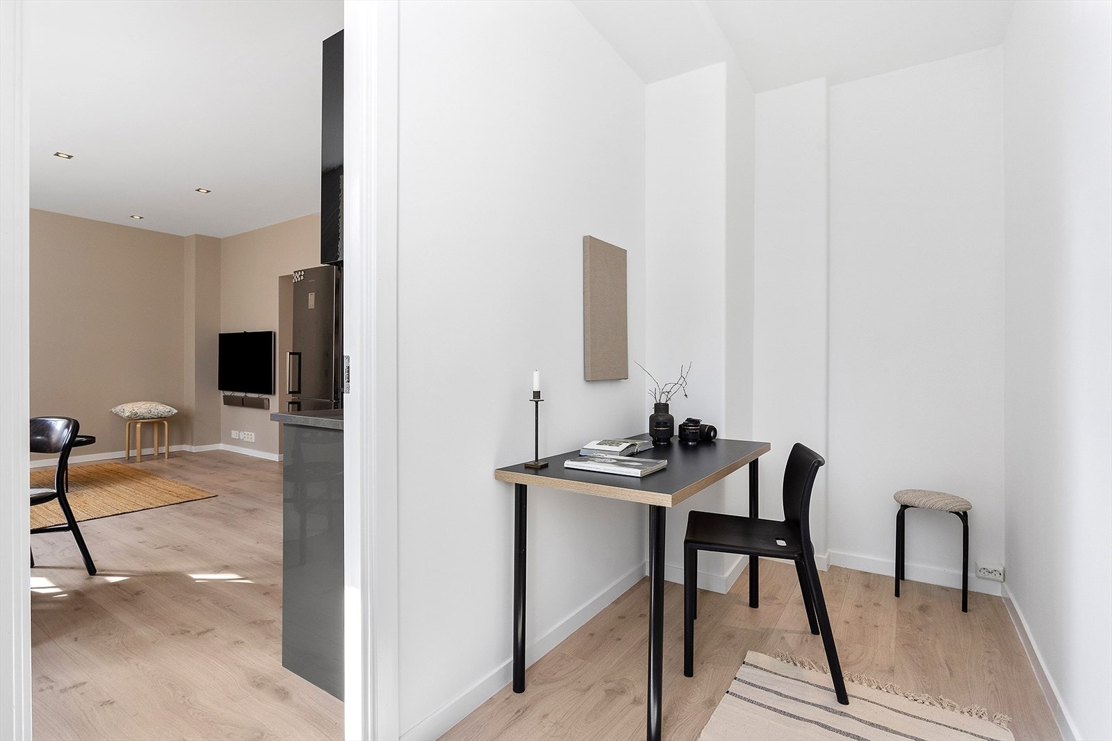 Rommet er av fin størrelse og er i dag innredet med skrivepult. Galleribilde