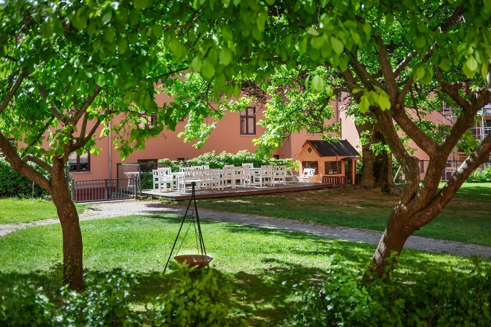 Den herlige bakgården på sommerstid! Galleribilde