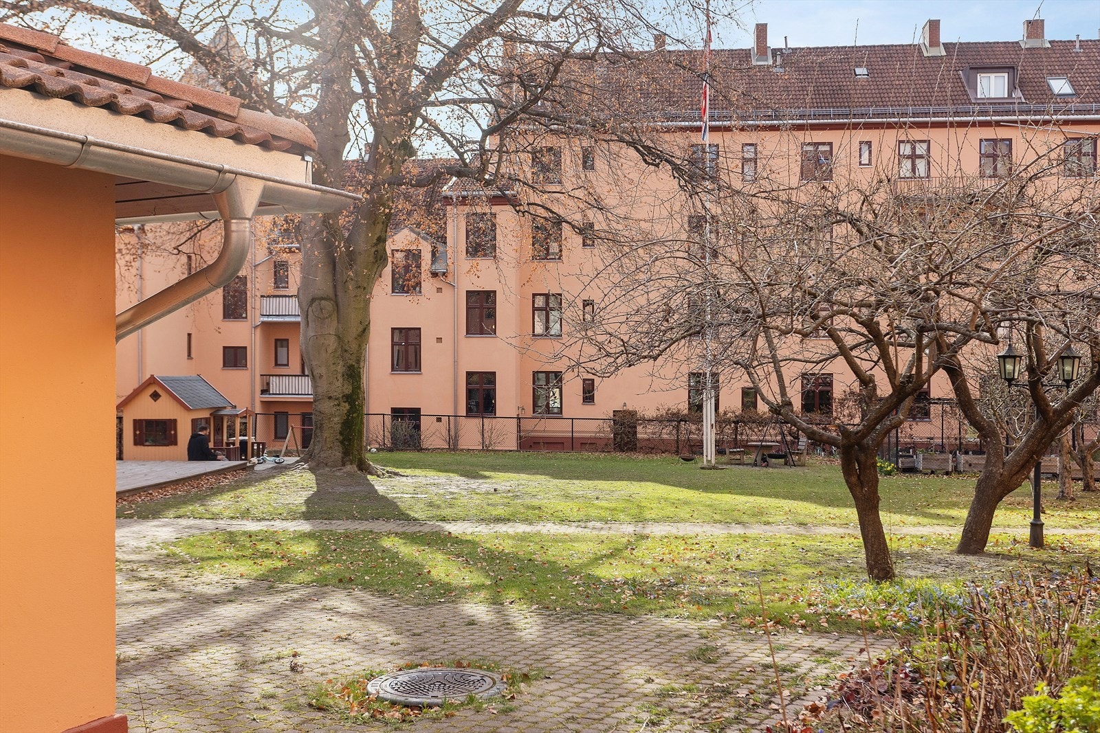 Gården har en fantastisk bakgård med flere sittegrupper. Galleribilde