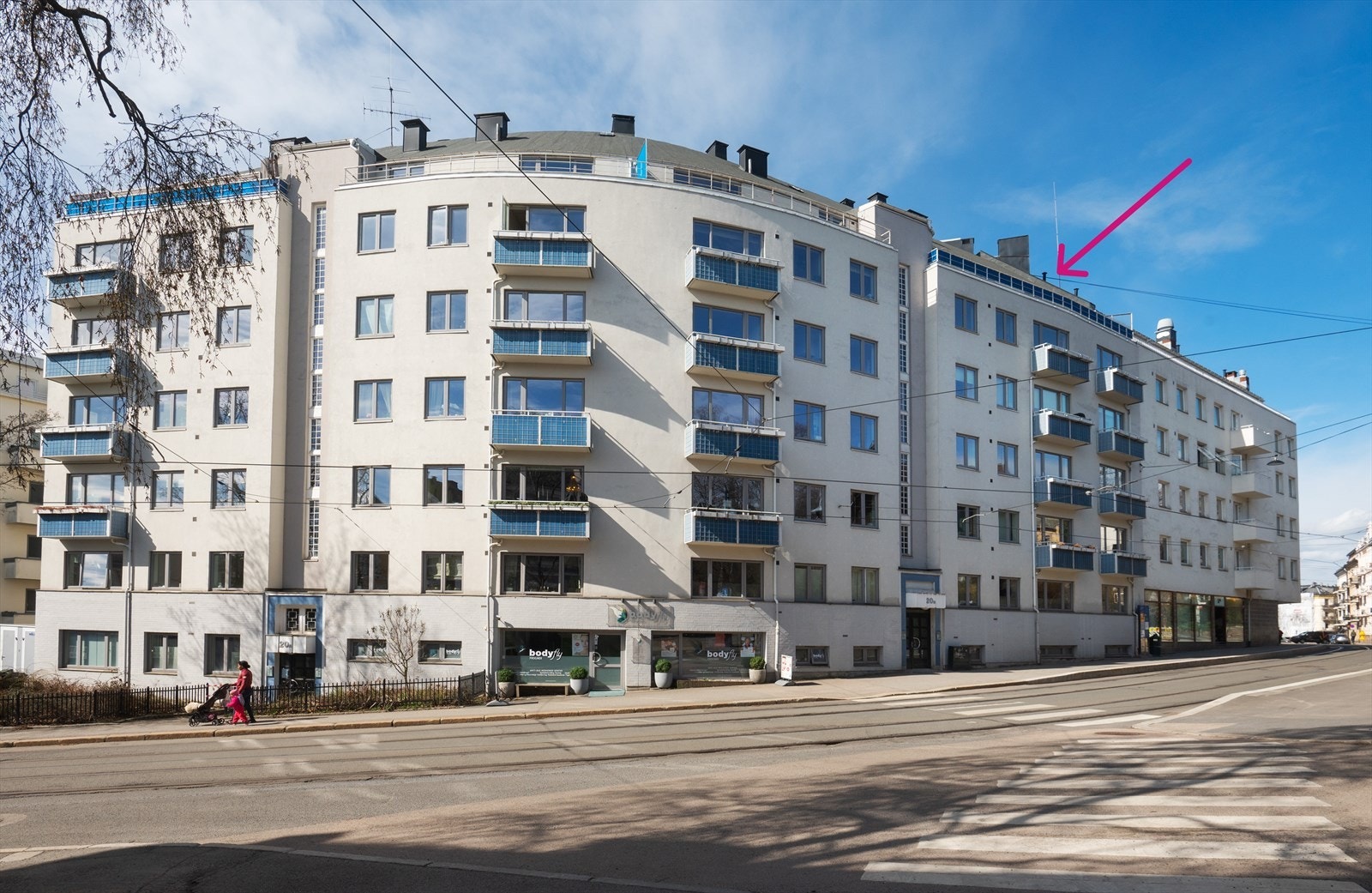 Flott beliggenhet sentralt på Frogner. Kun noen hundre meter ned til Solli plass og alt man trenger av bymessige servicetilbud. Trikk rett utenfor som tar deg kvikt til sentrum eller til Majorstuen. Galleribilde