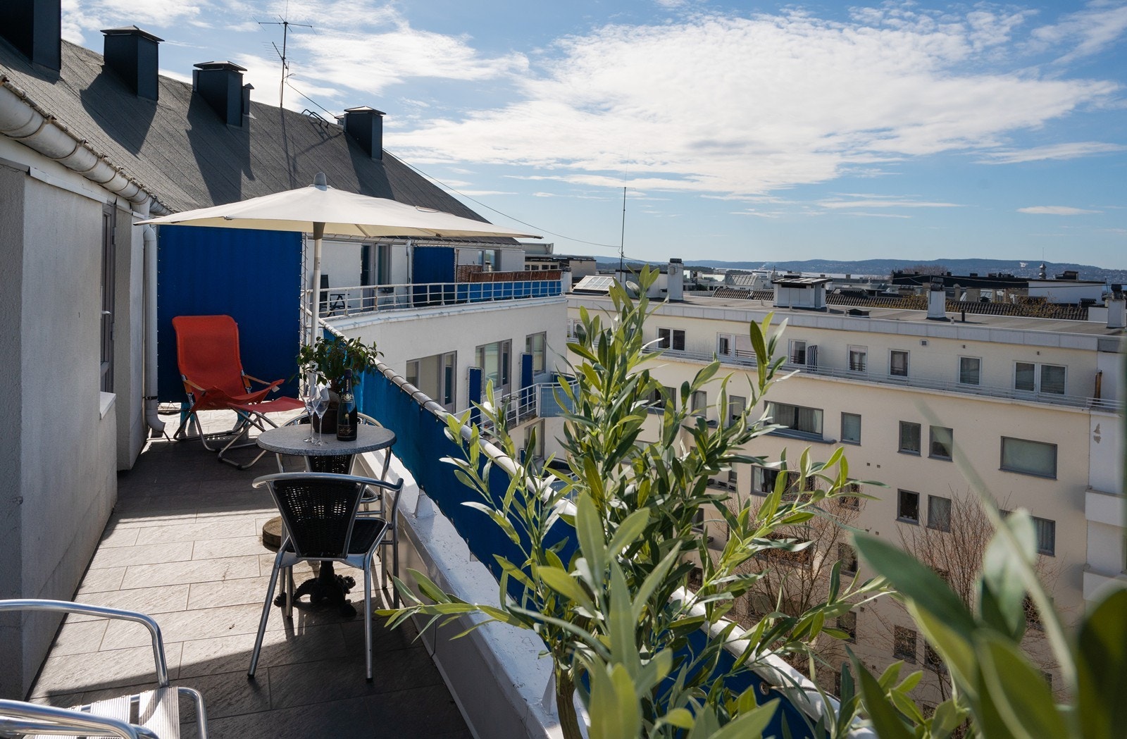 Penthouse - stor 3-roms toppleilighet - med balkong på begge sider, sol fra morgen til kveld, helt usjenert med glitrende lysforhold. Ny heis til rett utenfor leiligheten (6.etg.) Galleribilde