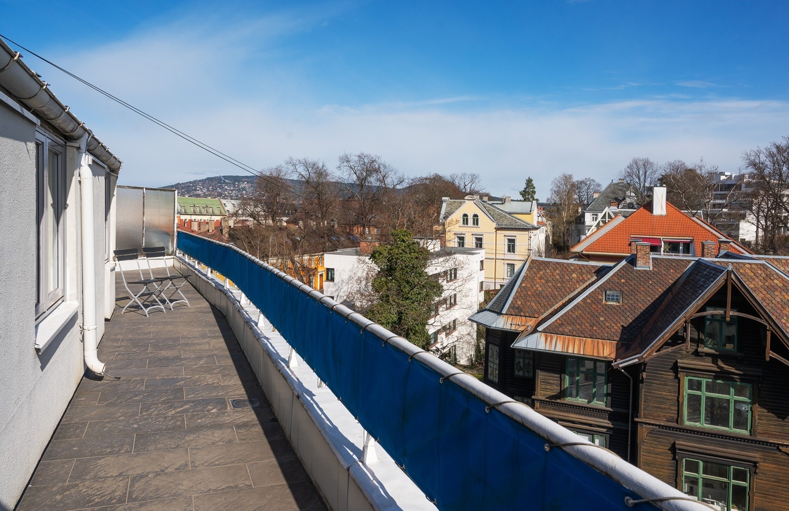 Østvendt balkong med utsikt fra Holmenkollen til Indekshuset/ Solli plass Galleribilde