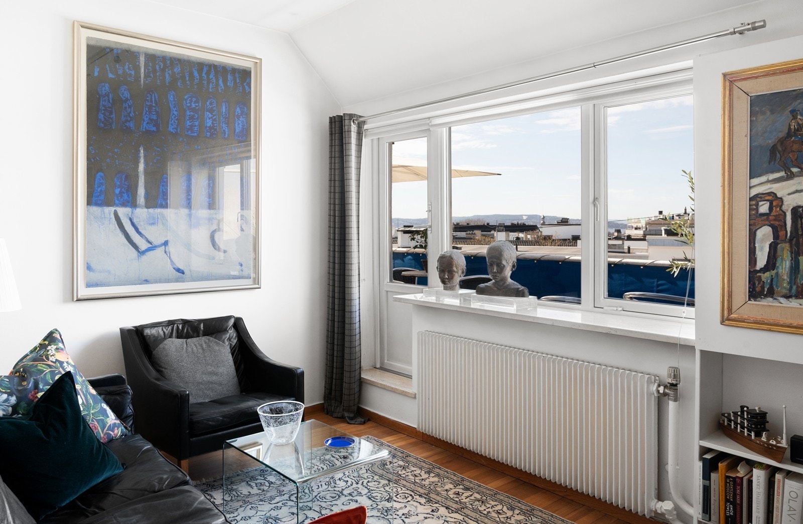 Utgang til balkong fra både stue, spisestue og fra hovedsoverom Galleribilde