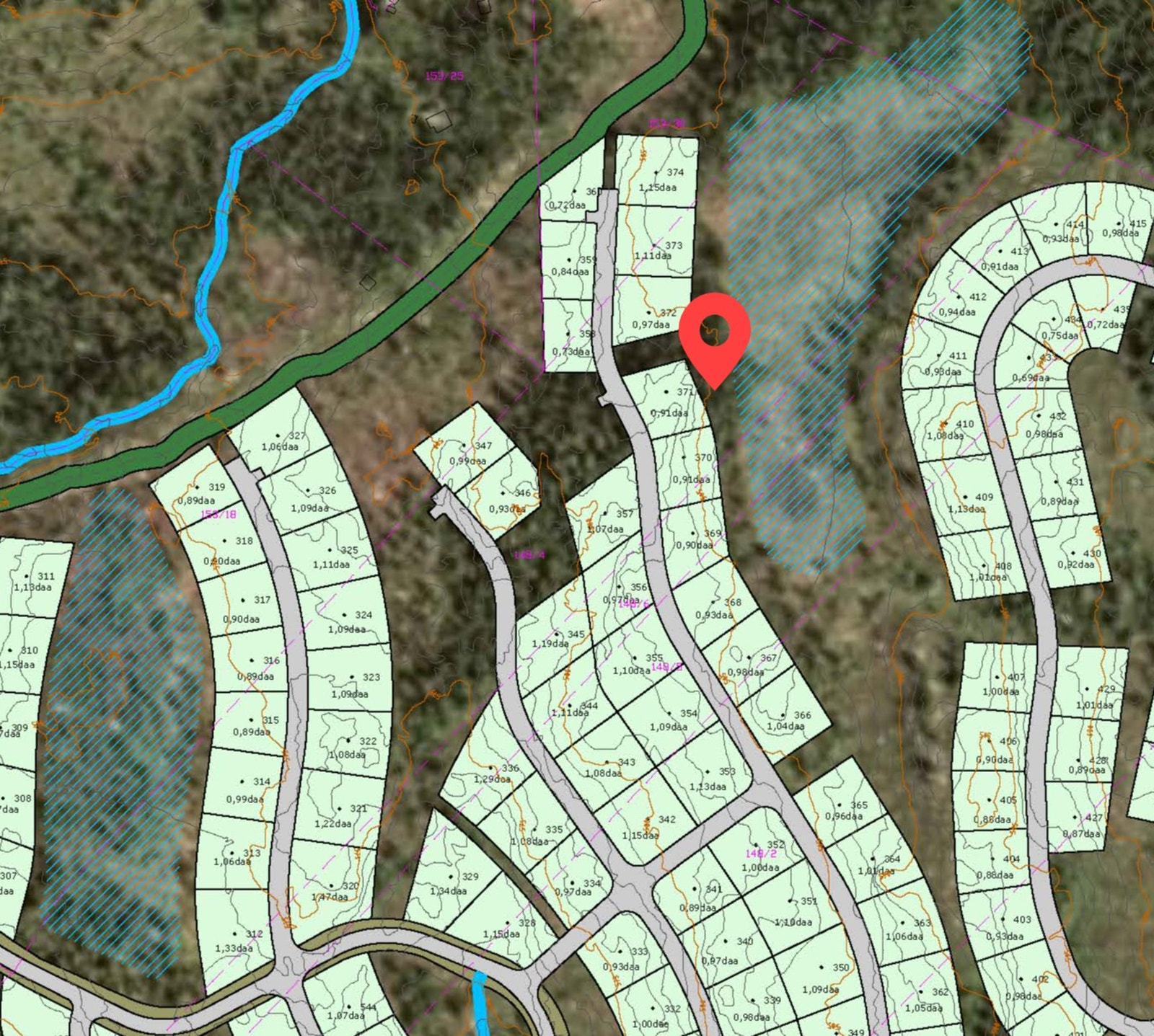 Tomt markert. Friarealer både foran og på siden av tomta. Galleribilde