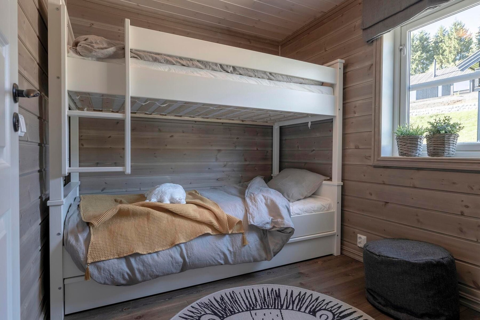 Hytta har 2 gode soverom på hovedplan. Foto fra vår visningshytte på Hellerudsletta Galleribilde