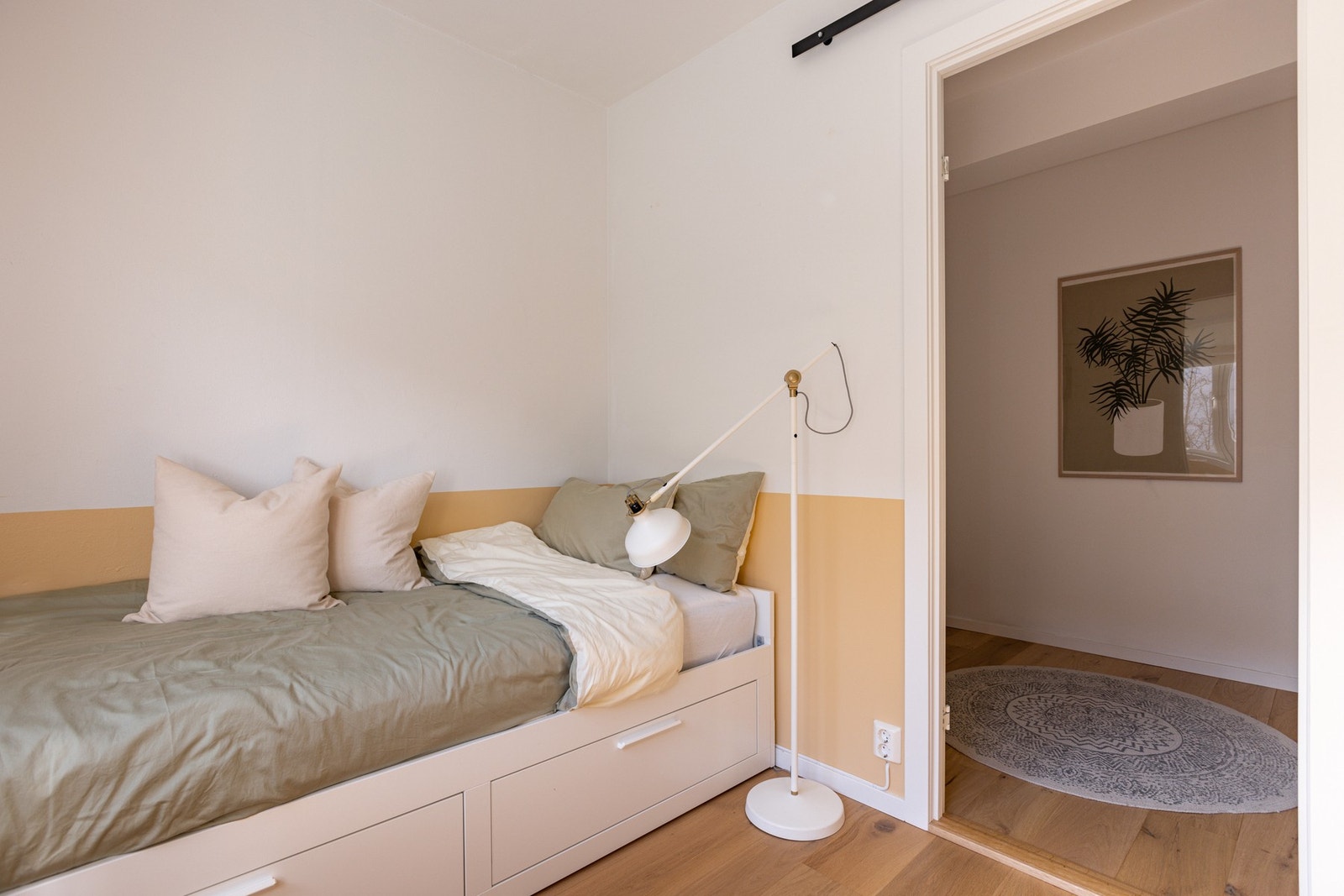 I dag benyttes det andre soverommet som et gjesterom, det er god plass til dobbeltseng og garderobe. Galleribilde
