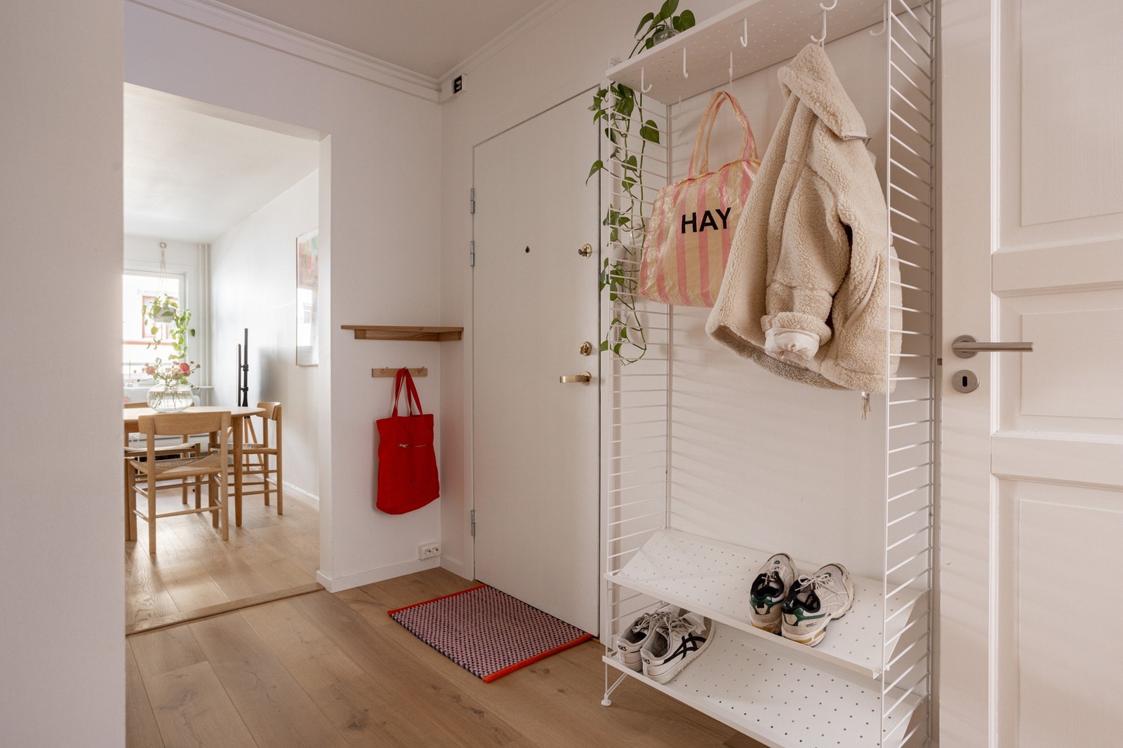 Pent inngangsparti med plass til sko og jakker. Galleribilde