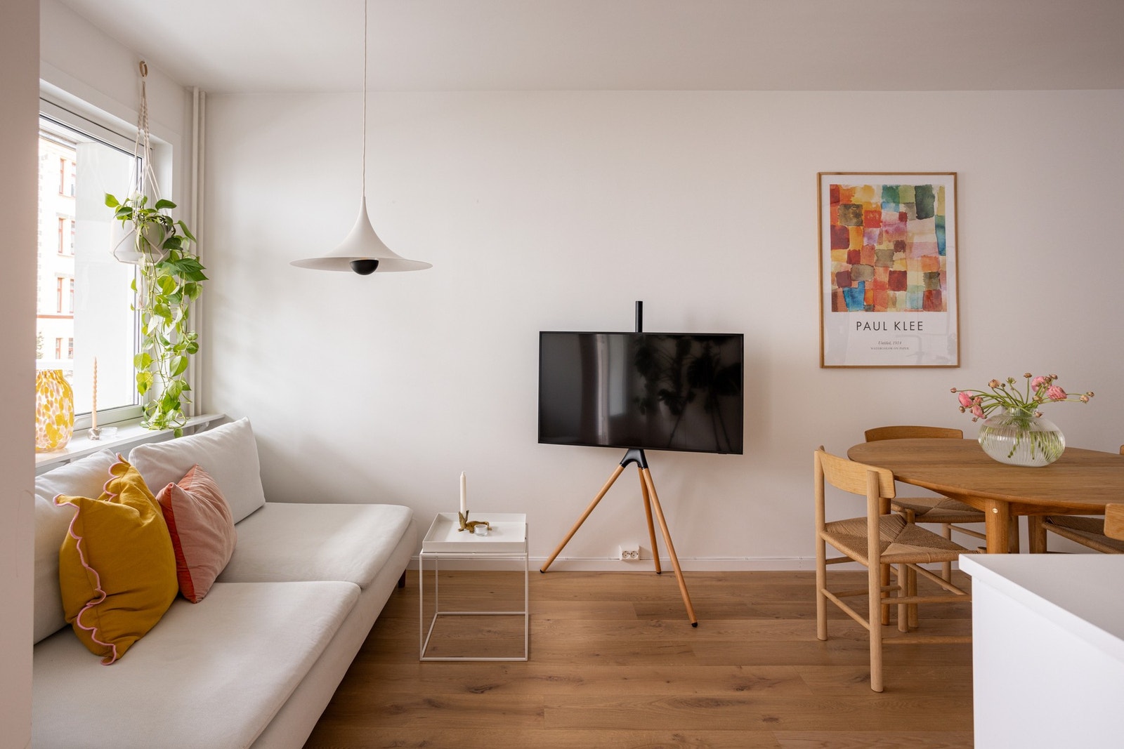 Stuen har en god størrelse og kan innredes med både sittegruppe og spiseplass. Galleribilde