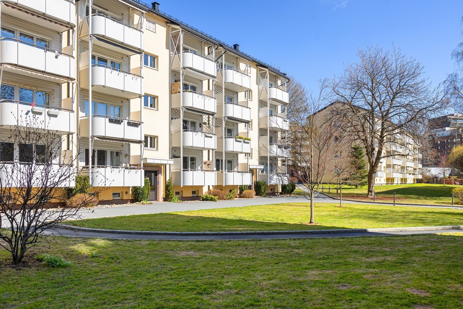 Leiligheten disponerer to romslige boder: en kjellerbod på ca. 5 kvm, samt en loftsbod på ca. 7 kvm med gulvareal på ca. 11 kvm. Galleribilde